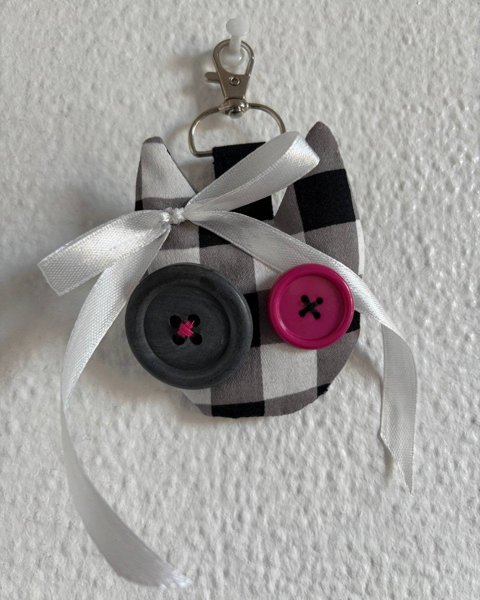 Alternative Handmade Keyring - Cat 1 by Lunaticpin